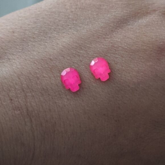 Studlycreations - mini neon pink skull earrings - Picture 4 of 4